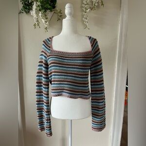 Bell sleeve, square neck